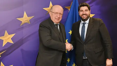 El presidente del Gobierno regional, Fernando L&oacute;pez Miras, con el comisario de Defensa y Espacio de la Uni&oacute;n Europea, Andrius Kubilius. (CARM)