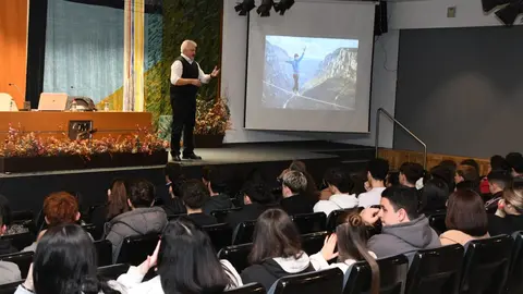 El economista Pedro Juan Mart&iacute;n durante su charla de Educaci&oacute;n financiera. (Colegio de Economistas de la Regi&oacute;n de Murcia)