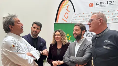 El director del Instituto de Turismo, Juan Francisco Mart&iacute;nez, con el resto de participantes en la presentaci&oacute;n. (CARM)