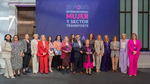 Foto de familia durante el III Foro Internacional Mujer y Sector Transporte. (Andamur)