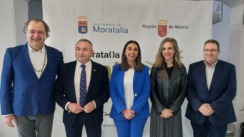 Imagen de la consejera Sara Rubira junto al alcalde de Moratalla, Juan Soria, la directora general de Pol&iacute;tica Agraria Com&uacute;n, Ana Garc&iacute;a Anciones, el responsable del &aacute;rea de Innovaci&oacute;n Agroalimentaria de Cajamar en Murcia, Jes&uacute;s L&oacute;pez, y el organizador de 'Moratalla Entre Oliveras', Firo V&aacute;zquez. (CARM)