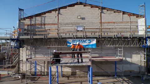 Sermaco es la primera empresa en Espa&ntilde;a especializada en andamios y trabajos en altura. (Frecom)