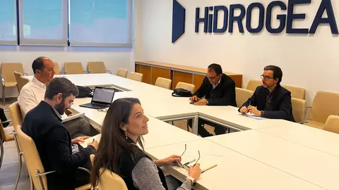 Un momento de la reuni&oacute;n entre Hidrogea y la UPCT. (Hidrogea)