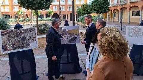 El consejero de Presidencia, Marcos Ortu&ntilde;o, y el alcalde de Alcantarilla, Joaqu&iacute;n Buend&iacute;a, observan el proyecto de remodelaci&oacute;n de la plaza Bohemia. (Ayuntamiento de Alcantarilla)