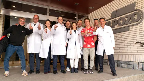 Pedro Acosta posa junto a su padre y miembros de la familia Fuertes. (Grupo Fuertes)