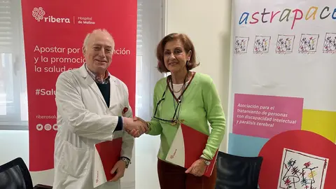 El gerente de Ribera Hospital de Molina, Pedro Hern&aacute;ndez, y la gerente de Astrapace, Rosa Garc&iacute;a Iniesta, firman el convenio de colaboraci&oacute;n. (Grupo Ribera Salud)