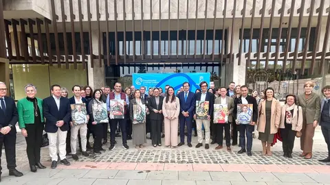 La consejera, con los asistentes a la presentaci&oacute;n de la campa&ntilde;a. (CARM)