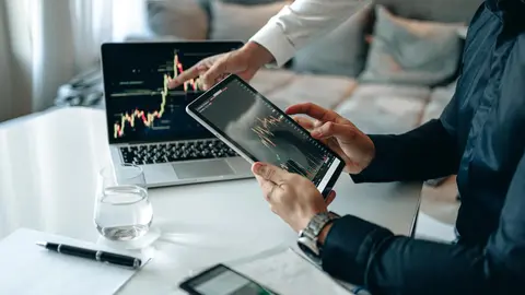 ​

https://www.pexels.com/es-es/foto/manos-ordenador-portatil-trabajando-sentado-5833310/