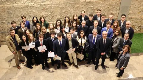 El consejero de Educaci&oacute;n y Formaci&oacute;n Profesional, V&iacute;ctor Mar&iacute;n, entrega los premios de los concursos de Educaci&oacute;n Financiera del Colegio de Economistas al centro Samaniego (Alcantarilla) y al IES Floridablanca (Murcia). (CARM)