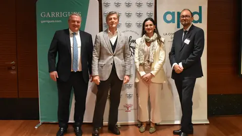 Imagen de familia en el foro &lsquo;Actualizaci&oacute;n Fiscal y Laboral para la Empresa&rsquo; de Amefmur, Garrigues y APD. (Portavoz)
