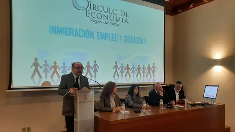 Imagen de la mesa redonda. (C&iacute;rculo de Econom&iacute;a)