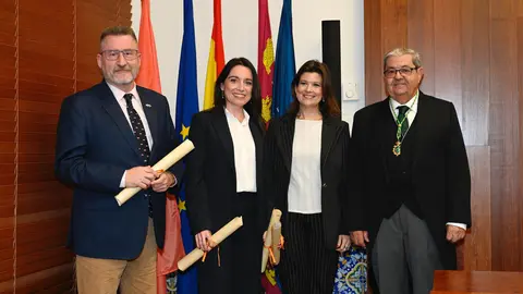 El presidente de la Academia de Ciencias Veterinarias de la Regi&oacute;n de Murcia, C&aacute;ndido Guti&eacute;rrez, Inmaculada C&aacute;novas, directora general adjunta de Cefusa y dos de los galardonados: Mar&iacute;a Aparicio Arnay y Carlos Pi&ntilde;eiro Noguera. (Grupo Fuertes)