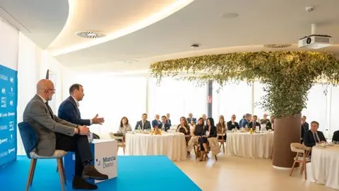 El director de Murcia Diario, Manuel Ponce, y el CEO de Zamora Company, Javier Pijoan, durante un momento del turno de preguntas. (Ra&uacute;l Alc&aacute;ntara)