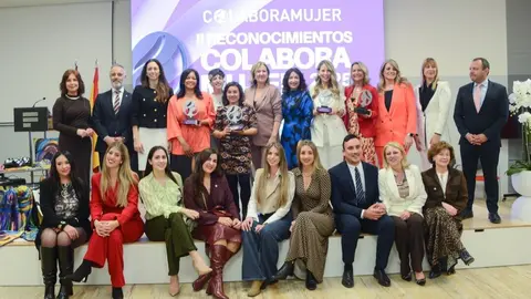 Imagen de familia con las premiadas. (Colabora Mujer)