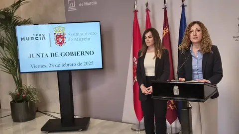 La concejal de Mujer, Pol&iacute;ticas de Conciliaci&oacute;n, Mayores y Discapacidad, Ascensi&oacute;n Carre&ntilde;o, presenta a las galardonadas en los Premios 8 de Marzo Murcia. (Ayuntamiento de Murcia)
