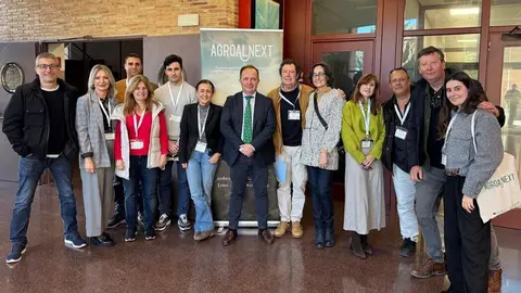 El director del IMIDA, Andr&eacute;s Mart&iacute;nez, junto al resto del equipo que ha participado en el congreso &lsquo;Agroalnext&rsquo; en Orihuela. (CARM)