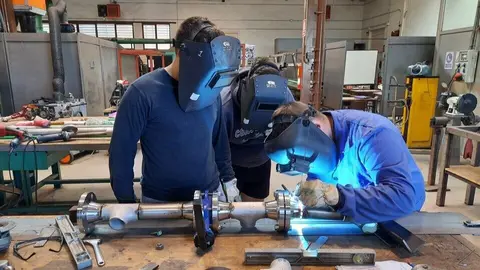Imagen de uno de los cursos de soldadura industrial impartidos por el SEF. (CARM)