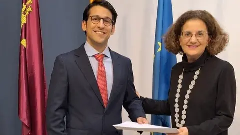 Imagen en la entrega del reconocimiento. (Hefame)