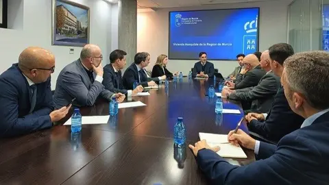 El consejero de Fomento e Infraestructuras, Jorge Garc&iacute;a Montoro, junto a la directora del Icref, Ana Mar&iacute;a L&oacute;pez, se re&uacute;nen con las entidades financieras para darles a conocer las medidas del nuevo decreto de 'Vivienda asequible de la Regi&oacute;n de Murcia'. (CARM)