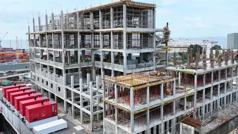 Planta de producci&oacute;n en el Puerto de Freetown. (Himoinsa)