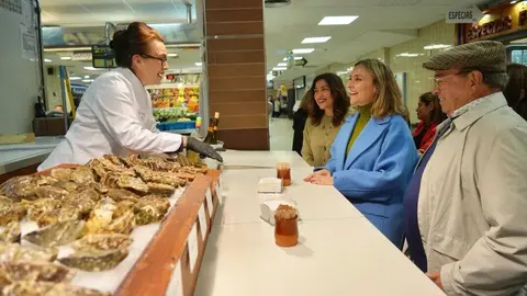 La consejera de Pol&iacute;tica Social, Familias e Igualdad, Conchita Ruiz, junto a la emprendedora, Mar&iacute;a Dolores Navarro, del programa Impulso Mujer +50. (CARM)