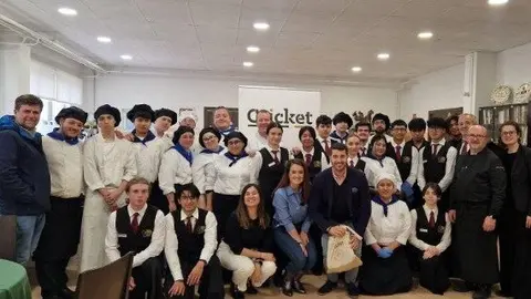 Foto grupal durante la experiencia gastron&oacute;mica. (BIA3 Consultores)