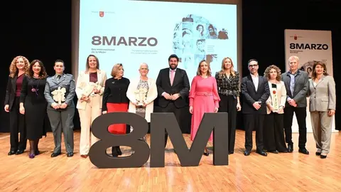 El jefe del Ejecutivo auton&oacute;mico, Fernando L&oacute;pez Miras, con los galardonados en los Premios 8 de marzo de la Comunidad, con motivo del D&iacute;a Internacional de la Mujer. (CARM)