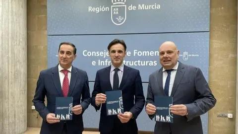 El consejero de Fomento e Infraestructuras, Jorge Garc&iacute;a Montoro, acompa&ntilde;ado del presidente de la Federaci&oacute;n de Municipios, V&iacute;ctor Manuel L&oacute;pez, y el presidente del CERMI, Pedro Mart&iacute;nez, presentan la primera Jornada informativa sobre planes de accesibilidad dirigida a los ayuntamientos. (CARM)