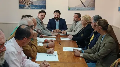 El consejero de Fomento e Infraestructuras, Jorge Garc&iacute;a Montoro, junto al alcalde de La Uni&oacute;n, Joaqu&iacute;n Gabriel Zapata, y representantes de las asociaciones vecinales de Portm&aacute;n en el encuentro que han mantenido sobre la regeneraci&oacute;n de la bah&iacute;a. (CARM)