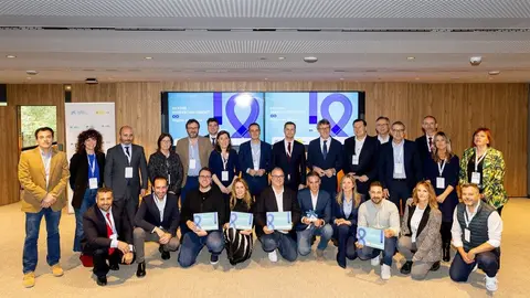 Foto de familia con el vencedor sosteniendo el trofeo y los finalistas de esta edici&oacute;n con sus diplomas. (CaixaBank)