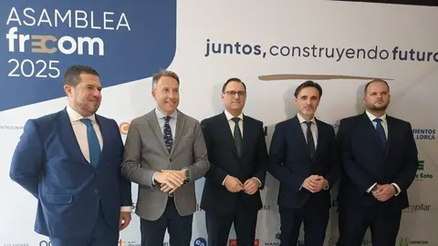 Fotograf&iacute;a de familia en la asamblea de Frecom. (CARM)