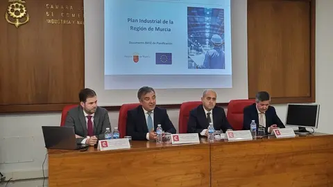 El consejero de Medio Ambiente, Universidades, Investigaci&oacute;n y Mar Menor, Juan Mar&iacute;a V&aacute;zquez, durante la reuni&oacute;n de trabajo mantenida con el presidente de la C&aacute;mara de Comercio de Cartagena, Miguel Mart&iacute;nez, y miembros de su junta directiva. (CARM)