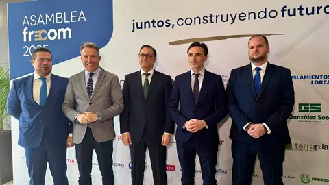 Jes&uacute;s Abell&aacute;n, primero por la derecha, en la Asamblea de Frecom.