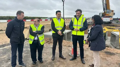 El consejero de Fomento e Infraestructuras, Jorge Garc&iacute;a Montoro, acompa&ntilde;ado del alcalde de San Javier, Jos&eacute; Miguel Luengo, durante la colocaci&oacute;n de los marcos para mejorar el drenaje en la autov&iacute;a del Mar Menor. (CARM)