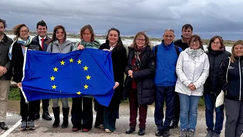 Los asistentes al IV Comit&eacute; de Seguimiento del programa Feder, durante una de las visitas que realizaron este lunes para conocer las actuaciones que se est&aacute;n desarrollando en el Mar Menor. (CARM)