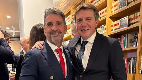 El nuevo presidente de Hosteler&iacute;a de Espa&ntilde;a, Jos&eacute; Luis &Aacute;lvarez, junto al murciano Jes&uacute;s Jim&eacute;nez, presidente de HoyT&uacute;. (HoyT&uacute;)