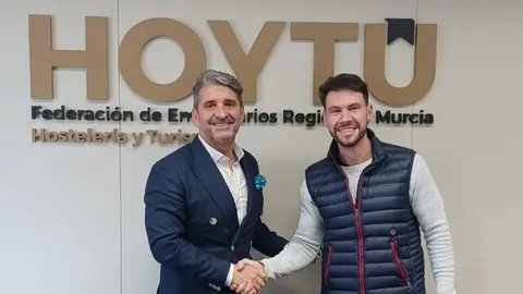 Jes&uacute;s Jim&eacute;nez, presidente de HoyT&uacute;, y Benito G&oacute;mez, CEO de Soulmix, firman el convenio de colaboraci&oacute;n. (HoyT&uacute;)