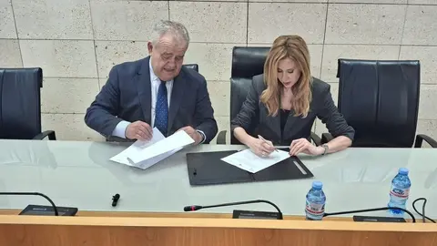 Firma del acuerdo de colaboraci&oacute;n entre la consejera de Empresa y el alcalde de Totana. (CARM)