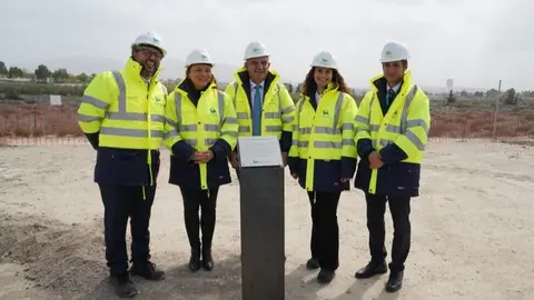 Imagen de familia por el inicio de la construcci&oacute;n de la nueva planta solar en Fortuna. (Plenitude)