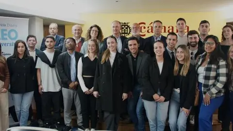 Fotograf&iacute;a grupal con estudiantes participantes en el primer CEO University. (Ra&uacute;l Alc&aacute;ntara)