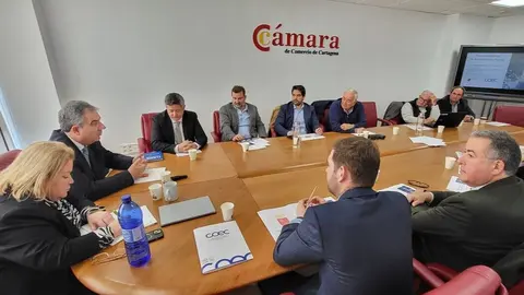 El consejero de Investigaci&oacute;n, Juan Mar&iacute;a V&aacute;zquez, durante la reuni&oacute;n de trabajo con la presidenta de COEC, Ana Correa, y miembros de su Comisi&oacute;n Ejecutiva, para abordar el Plan Industrial de la Regi&oacute;n de Murcia. (CARM)