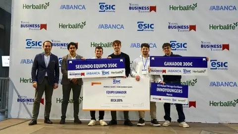 Fotograf&iacute;a de los cuatro estudiantes premiados en la final. (Europa Press)