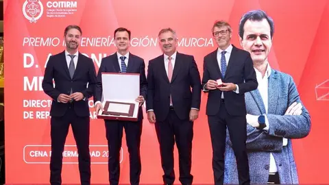 Los consejeros Juan Mar&iacute;a V&aacute;zquez, de Medio Ambiente, y Luis Alberto Mar&iacute;n, de Econom&iacute;a, junto al decano de COITIRM, Miguel &Aacute;ngel Sola, han entregado a Antonio Mestre la Insignia de Oro y la Placa Conmemorativa del 'I Premio Ingenier&iacute;a Regi&oacute;n de Murcia' (Fidedigno)