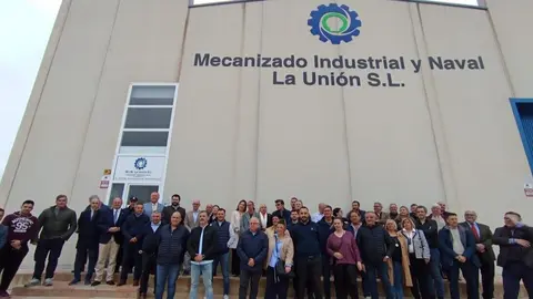 Foto de familia en la fachada de su nave durante celebraci&oacute;n de una comida que ha congregado a los trabajadores, socios y directivos de la empresa para conmemorar el primer aniversario y hacer balance. (JR Comunicaci&oacute;n y Protocolo)