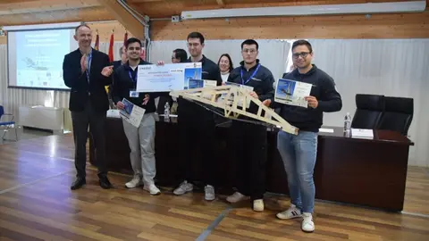 Imagen del equipo premiado junto al rector, Mathieu Kessler. (UPCT)