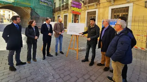 El consejero de Fomento e Infraestructuras, Jorge Garc&iacute;a Montoro, acompa&ntilde;ado del alcalde de Caravaca de la Cruz, Jos&eacute; Francisco Garc&iacute;a, presentando la subvenci&oacute;n al proyecto de rehabilitaci&oacute;n integral de viviendas de tipo &lsquo;cohousing&rsquo;. (CARM)