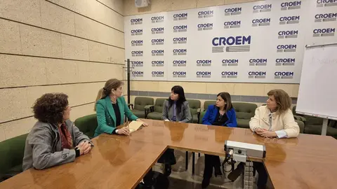 La alcaldesa de Archena junto a la presidenta de OMEP y miembros de su directiva. (Ayuntamiento de Archena)