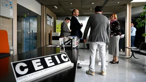 El director del Info, Joaqu&iacute;n G&oacute;mez, junto a miembros de la junta directiva del CEEIC. (CARM)