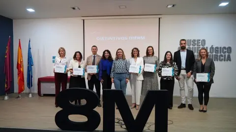 La consejera de Igualdad, Conchita Ruiz, junto a las empresas reconocidas con los distintivos de igualdad DIERM. (CARM)