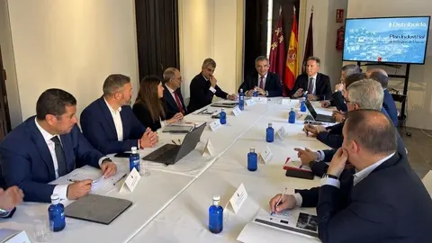 El consejero de Medio Ambiente, Universidades, Investigaci&oacute;n y Mar Menor, Juan Mar&iacute;a V&aacute;zquez, durante la reuni&oacute;n en Lorca del grupo de trabajo &lsquo;M&aacute;s Distribuida&rsquo; para elaborar el Plan Industrial de la Regi&oacute;n de Murcia. (CARM)